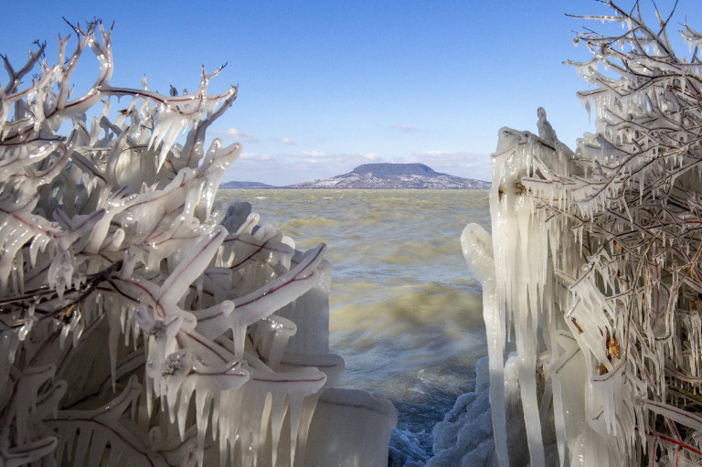 Mesebeli tájjá változott a téli Balaton