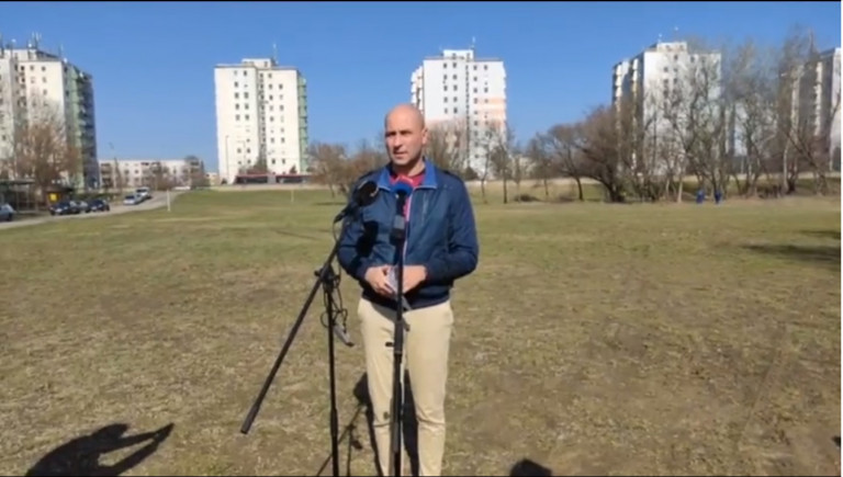 „Gyalog, mezítláb, egy szál alsónadrágban haladtam Makó irányába”