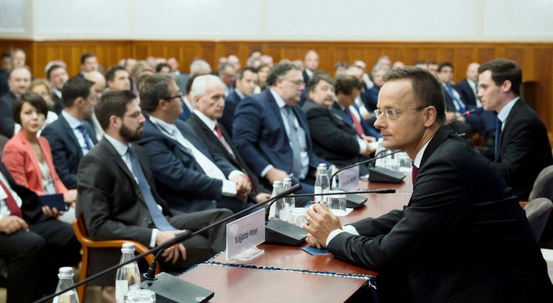 A járvány ellenére Budapestre hívta nagyköveteit a külügy