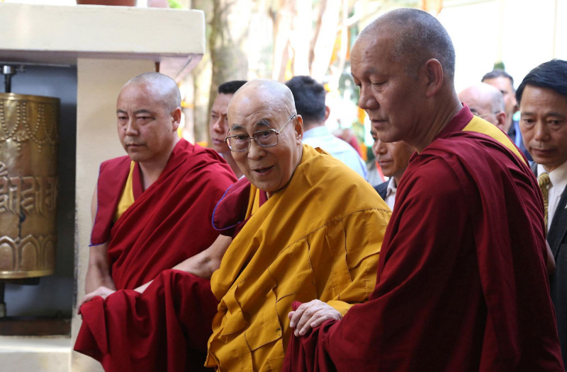 Imádkozás a dalai lámáért