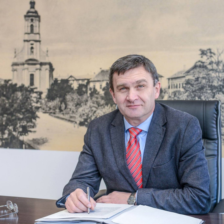 Így spórol a szekszárdi polgármester: megfelezte a béreket, csak a sajátját nem