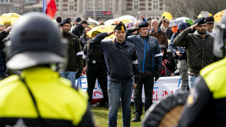Vízágyúval ment neki a rendőrség a holland tüntetőknek