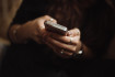 Nemzetközi összefogásban nyomoznak az SMS-es csalók miatt