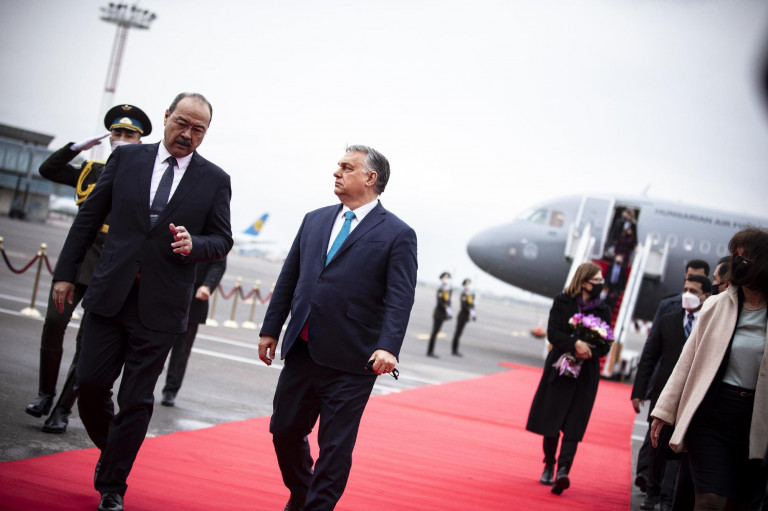 Orbán Viktor Üzbegisztánba repült