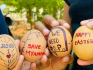 Mianmarban húsvéti tojásokon üzentek a tüntetők a hadseregnek