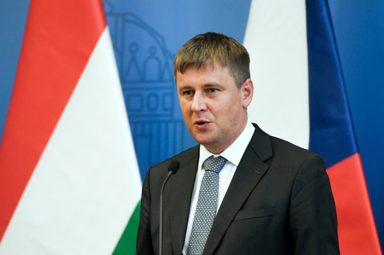 Menesztik a cseh külügyminisztert