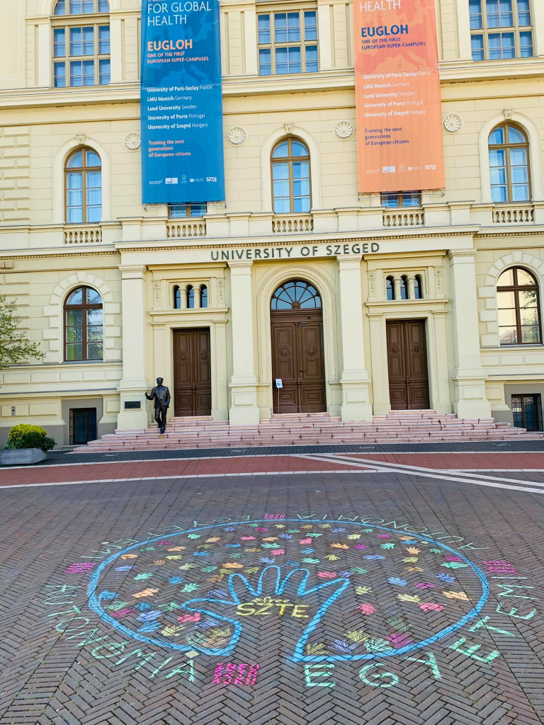 Színes krétákkal akcióztak a szegedi egyetemisták