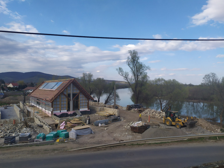 Mészáros Lőrinc tető alá hozza VIP borbárját a Bodrog partján