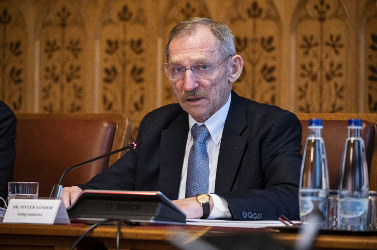 Pintér Sándor nem jelent meg a saját parlamenti meghallgatásán