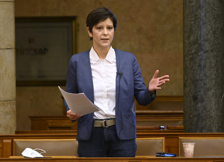 Szél Bernadett feljelenti a kormányt rémhírterjesztésért a vakcinahatékonyságról szóló táblázat miatt