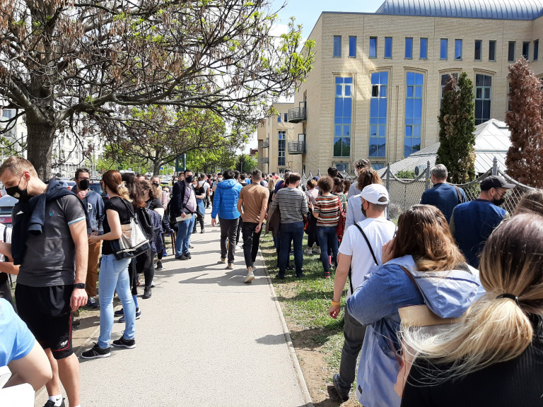 Népszava: Hozzányúltak a félretett Pfizer-vakcinákhoz, hogy meglegyen a 4 millió beoltott