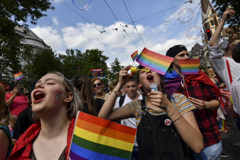 Törvénymódosítással védenék a gyűlöletbeszédtől az LMBTQ-közösség tagjait az ellenzéki pártok