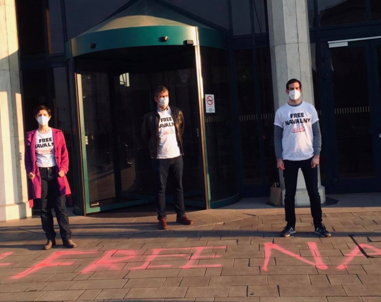 Rongálásnak számít a FREE NAVALNY felirat Budapesten