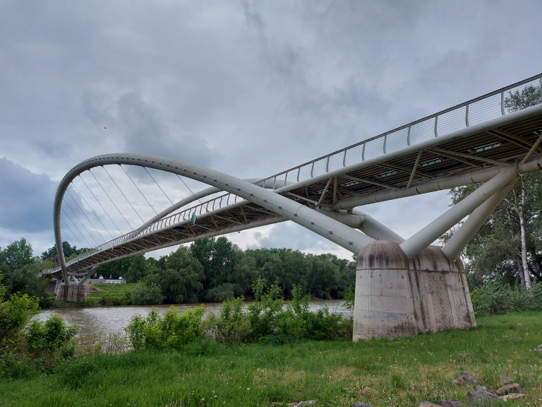 A gyaloghíd, ami a Tisza két partját összeköti, de a szolnokiakat megosztja