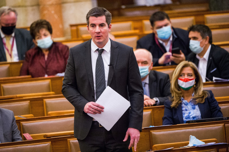 Pedofilellenes törvényjavaslatot nyújtott be Kocsis Máté