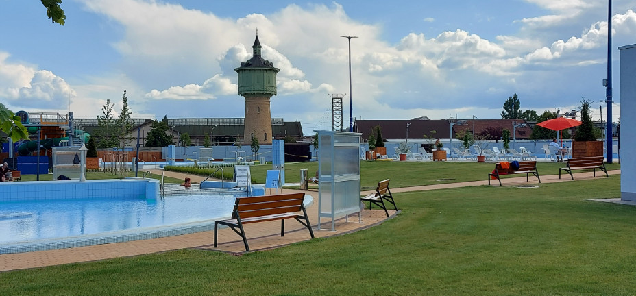 Lőtéren gellert kapott golyó süvített el az úszómester feje mellett a szolnoki strandon