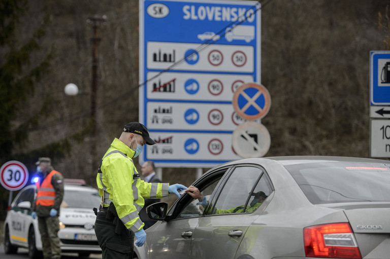 Figyelmeztető lövést kellett leadni a rendőröknek a szlovák határon a „támadóan fellépő” migránsok ellen
