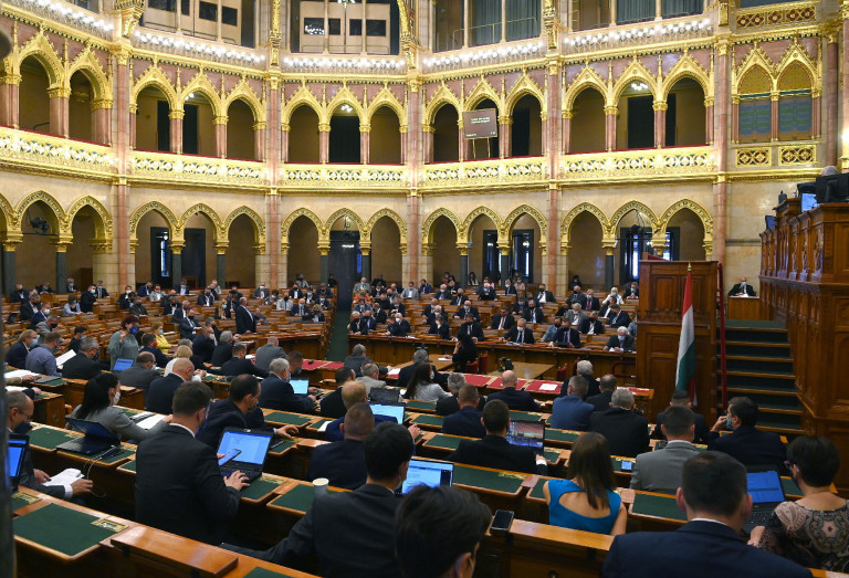 Hogyan lehet új alkotmány a kormányváltás után?