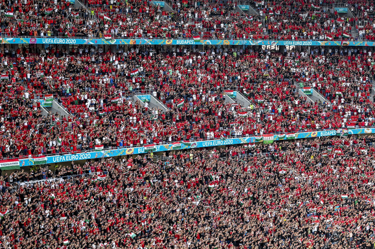 Homofób magyar szurkolók miatt vizsgálódhat az UEFA