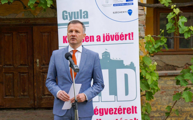 Jól jött a rágalmazással vádolt fideszes polgármesternek a törvénymódosítás
