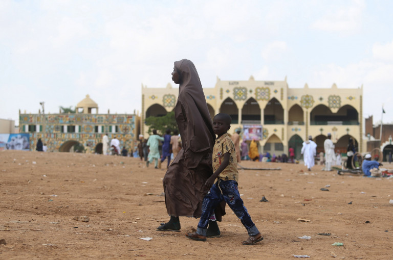 Rendőrt, tanárokat öltek, diákokat és kínai munkásokat raboltak fegyveresek Nigériában