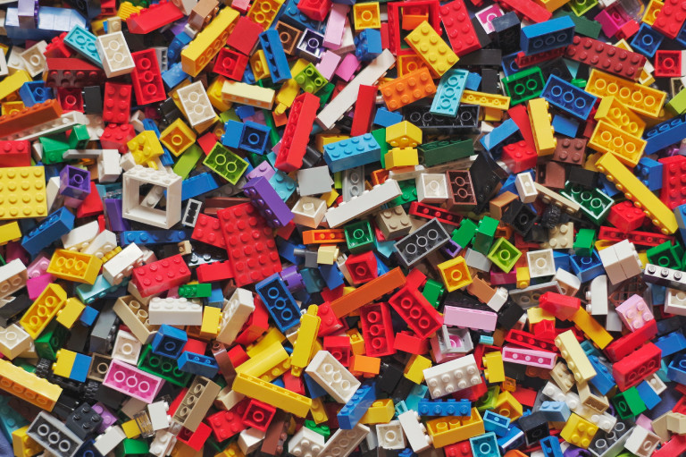 Újrahasznosított műanyagból készült kockákkal újít be a LEGO