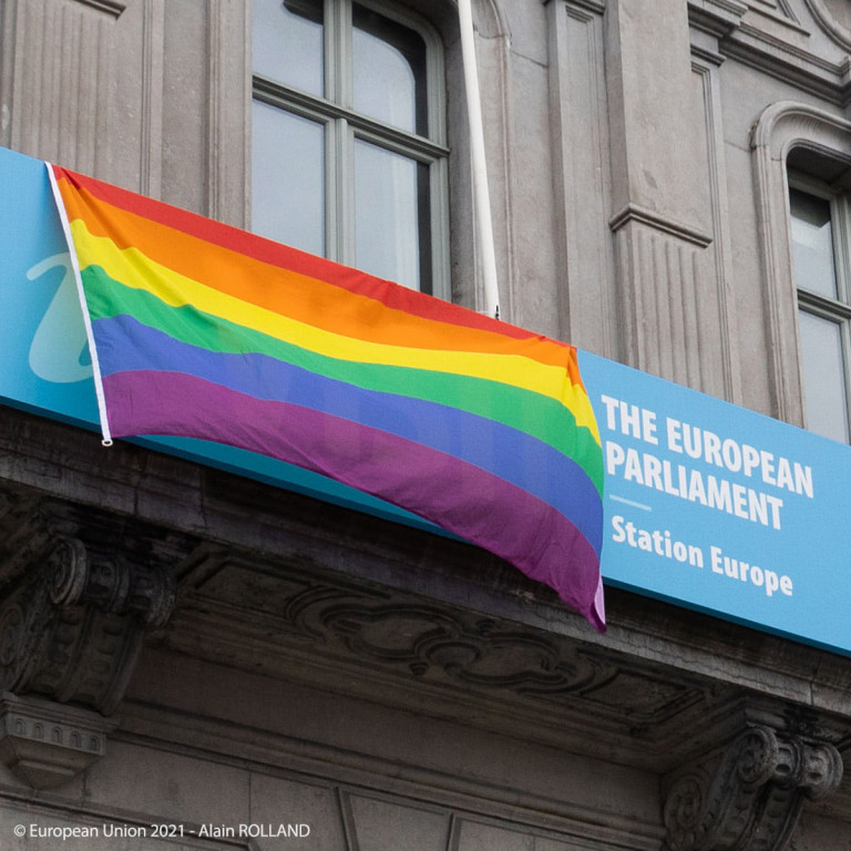 Az Európai Parlament is kitűzi a szivárványos zászlót