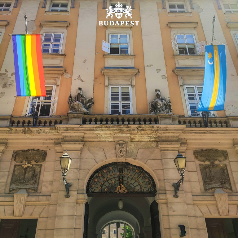 Kikerült a szivárványos zászló a budapesti Városházára