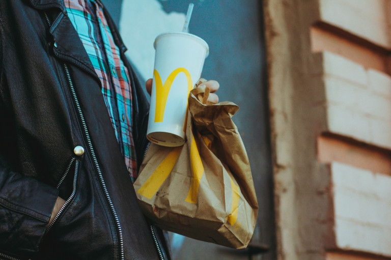 Száműzte az egyszer használatos műanyagokat éttermeiből a magyarországi McDonald's