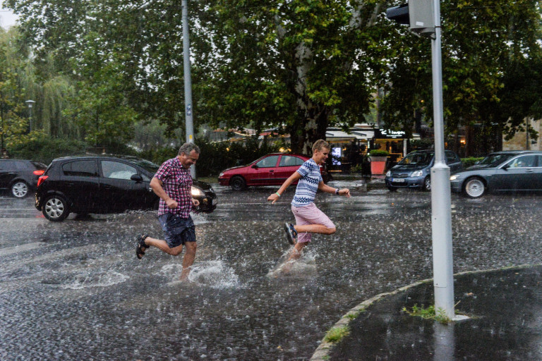 Délután zivatarokkal hidegfront éri el az országot, de marad a meleg