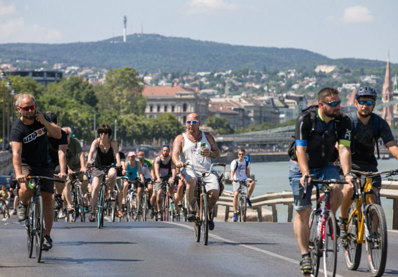 Ker?kp?rosok felvonul?sa Budapesten