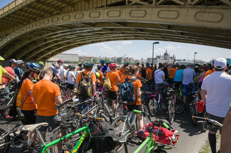 Ker?kp?rosok felvonul?sa Budapesten