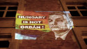Orbán-portrét vetített a falra a DK Brüsszelben