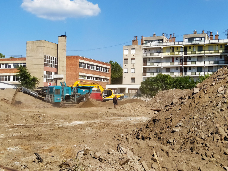 A lakók szenvednek a békéscsabai kötöttárugyár bontása miatt, a jegyző nem érzi magát illetékesnek