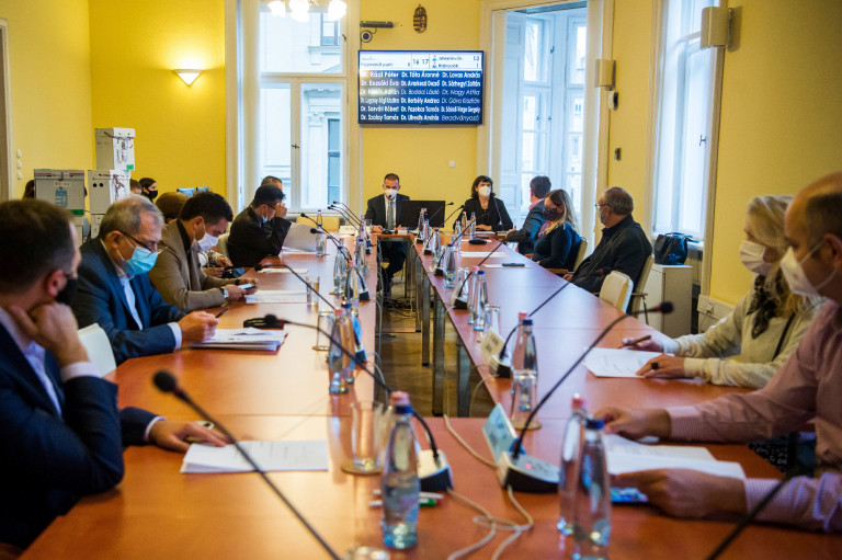 Pénteken dönt az NVB a kormány népszavazási kérdéseiről