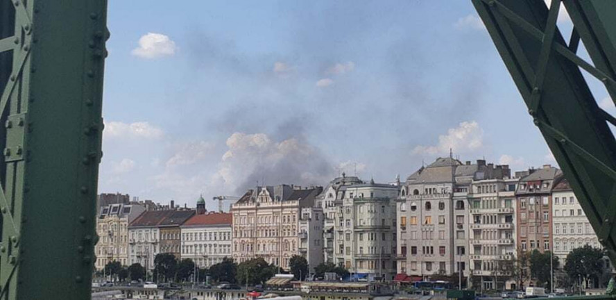 Több jármű lángra kapott egy V. kerületi mélygarázsban