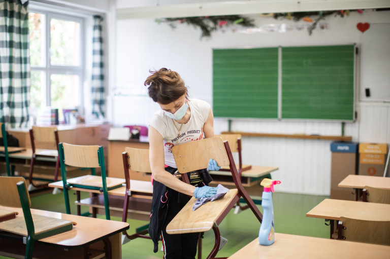 Szentendrén a testnevelő tanár cége havi 900 ezerért takarítja az iskolát