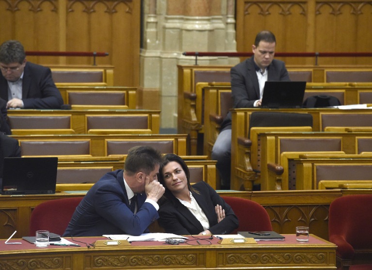 Sablonválaszt küld a kormány a képviselőknek Pegasus-ügyben