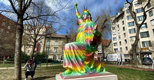 Mégsem kell bírságot fizetnie a nőnek, aki áthúzta a Mi Hazánk plakátjait