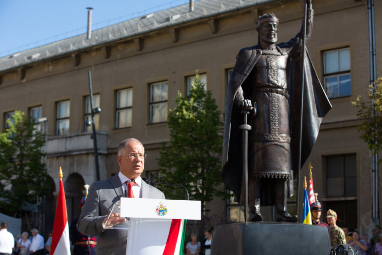 Kósa Lajos: teljesen más civilizációs hagyományokat követnek az osztrákok 