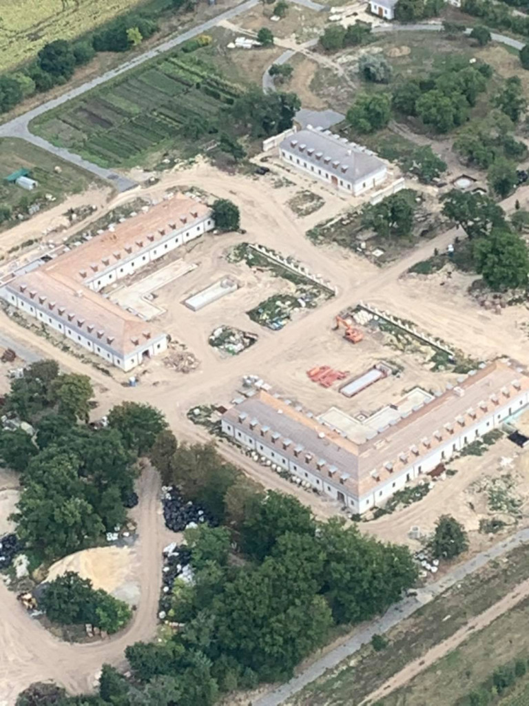 A hatvanpusztai Orbán-birtoknak akkor is lesz energiája, ha sokáig elvágnák a külvilágtól