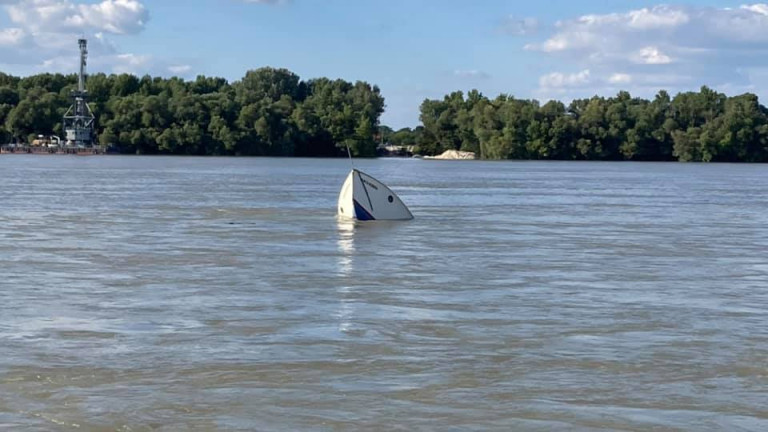 Léket kapott és elsüllyedt egy hajó a Dunán