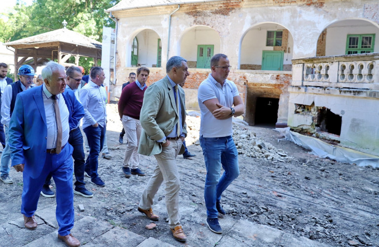 Váratlanul lekerült a parlamenti napirendről Lázár János kastélytörvénye