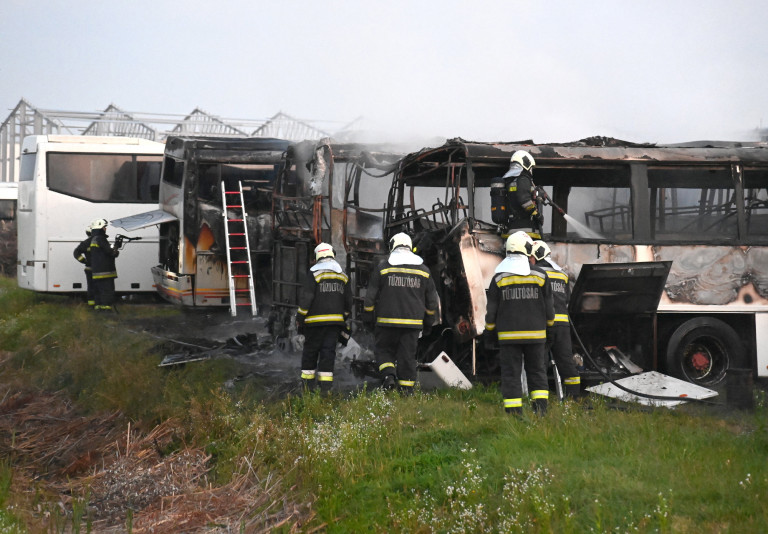 Buszok lángoltak Dunavarsányban