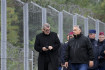 Orbán Viktor ellátogatott a magyar-szerb határhoz, és elmondta: a kerítés jó és erős