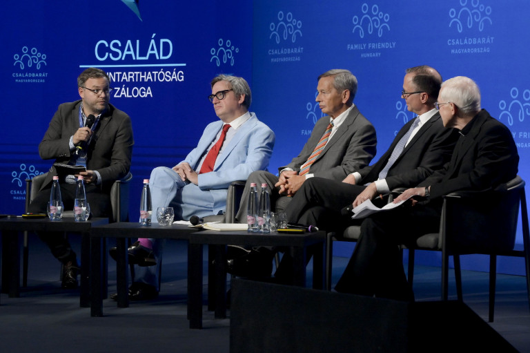 Orbán Balázs: túlpolitizált kérdés lett a gyermek és a család