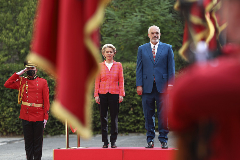 Von der Leyen Tiranában: 