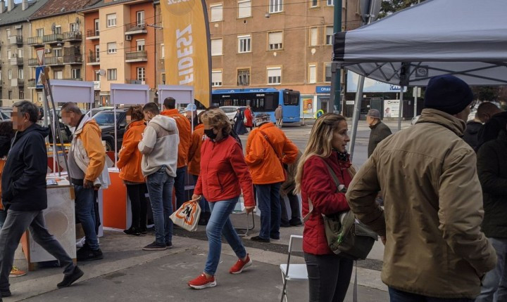 Fideszes pultokkal vették körül az előválasztási sátrat
