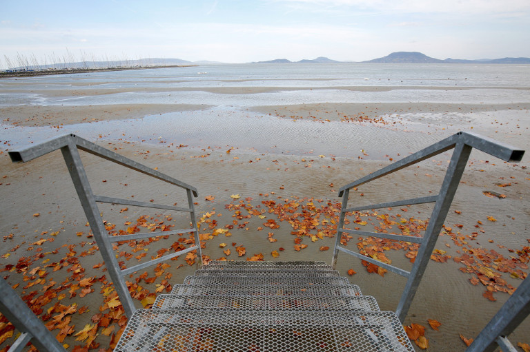 Elfújta a szél a Balaton vizét