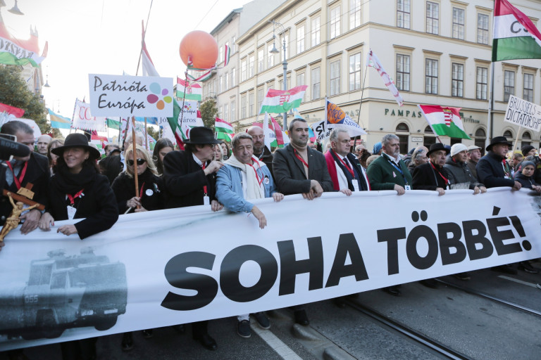 Járó motorral várták a buszok a Békemenet résztvevőit
